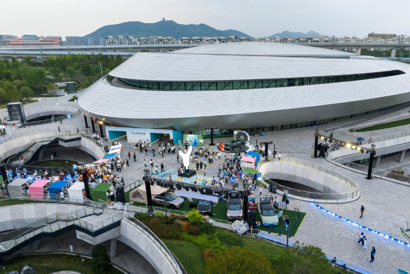 坚持拥抱用户的长期主义,岚图汽车与“岚友”共赴未来