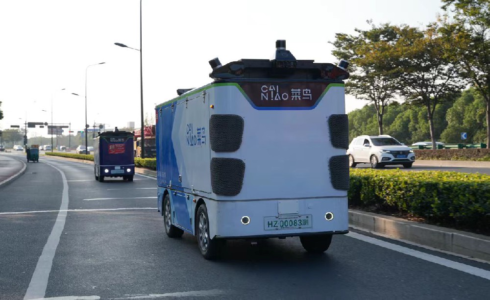 媒体管家|菜鸟无人车现身“双11”:单车日均运送包裹2000件 每票快递降本1毛