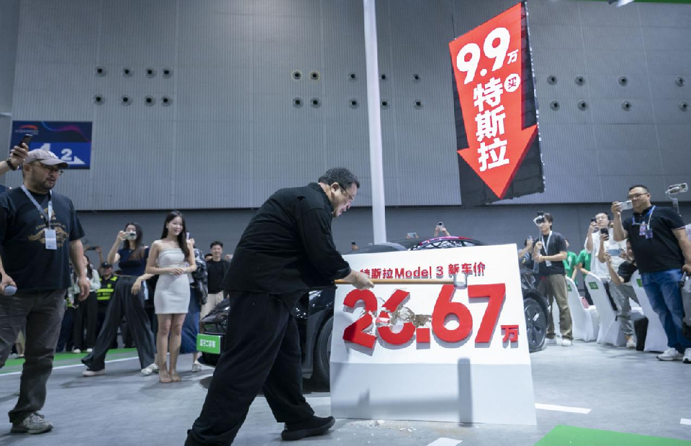 2025媒体管家:9.9万元买特斯拉?罗永浩化身瓜子二手车“首席砸价官”