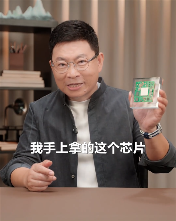 余承东展示尊界S800小脑：业界首创六合一全域融合 0.01秒内稳定车身