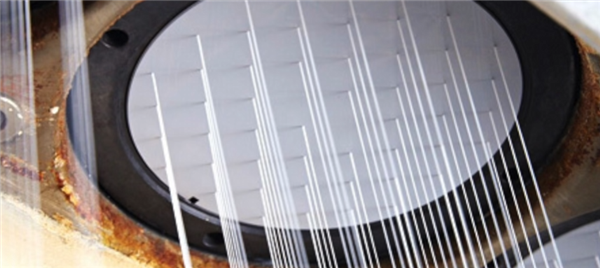 用了几十年的聚酯纤维:是怎么在互联网塌房的