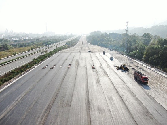 重庆江长项目(长寿段)收费站广场摊铺作业正式展开(图2) 2.jpg