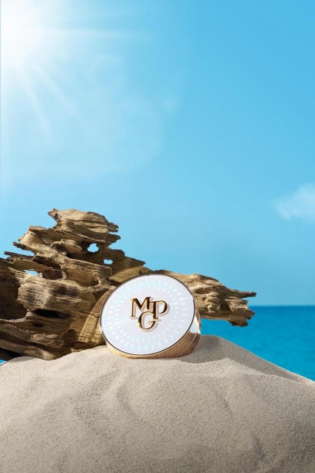 毛戈平美妆（MAOGEPING）献礼双节，以爱之名传递感恩与思念(图3)